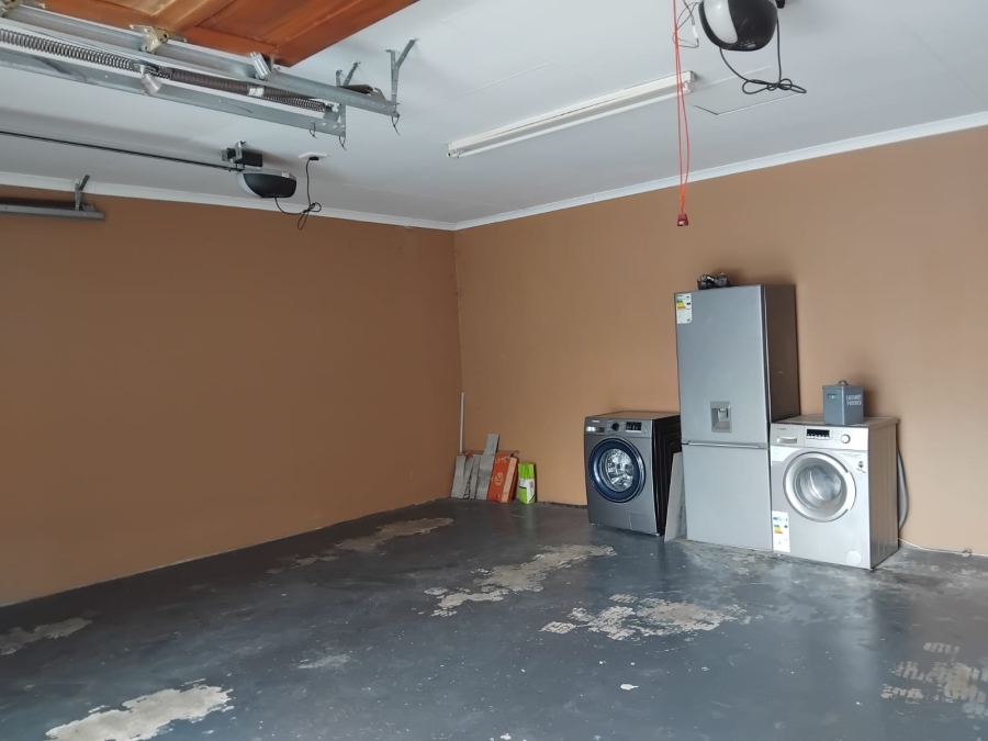 4 Bedroom Property for Sale in Featherview Estate Gauteng