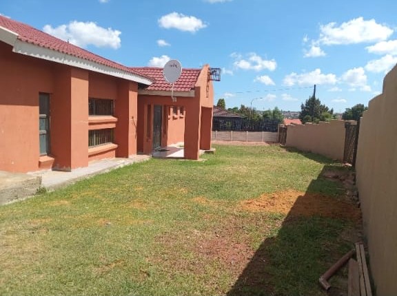 5 Bedroom Property for Sale in Lenasia South Gauteng