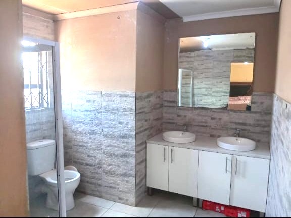 5 Bedroom Property for Sale in Lenasia South Gauteng