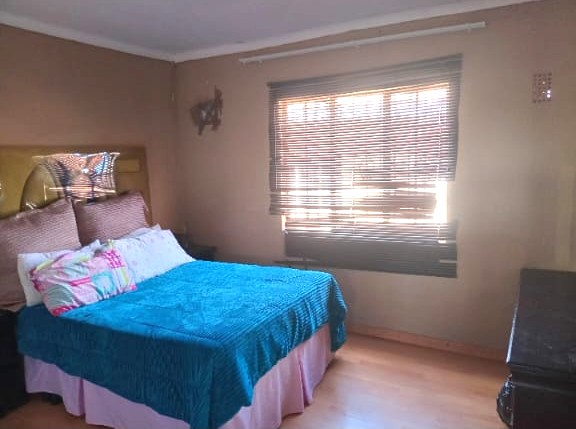 5 Bedroom Property for Sale in Lenasia South Gauteng