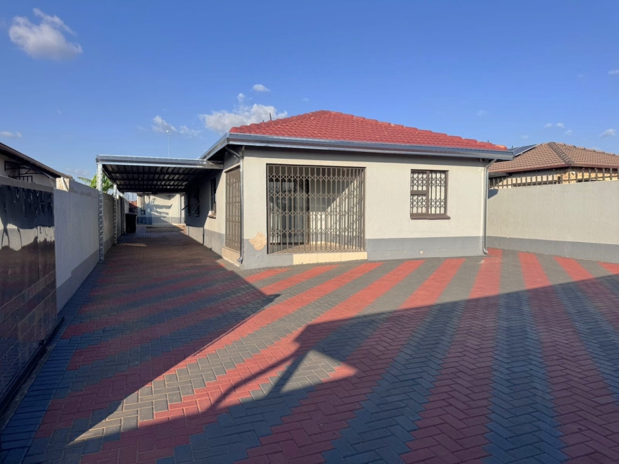 4 Bedroom Property for Sale in Klippoortje Gauteng