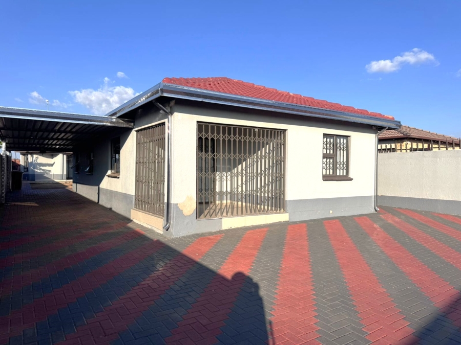 4 Bedroom Property for Sale in Klippoortje Gauteng