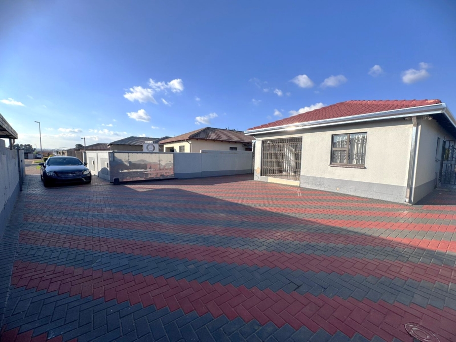 4 Bedroom Property for Sale in Klippoortje Gauteng