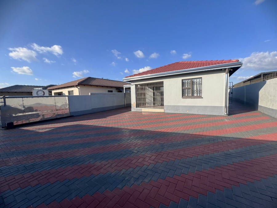 4 Bedroom Property for Sale in Klippoortje Gauteng