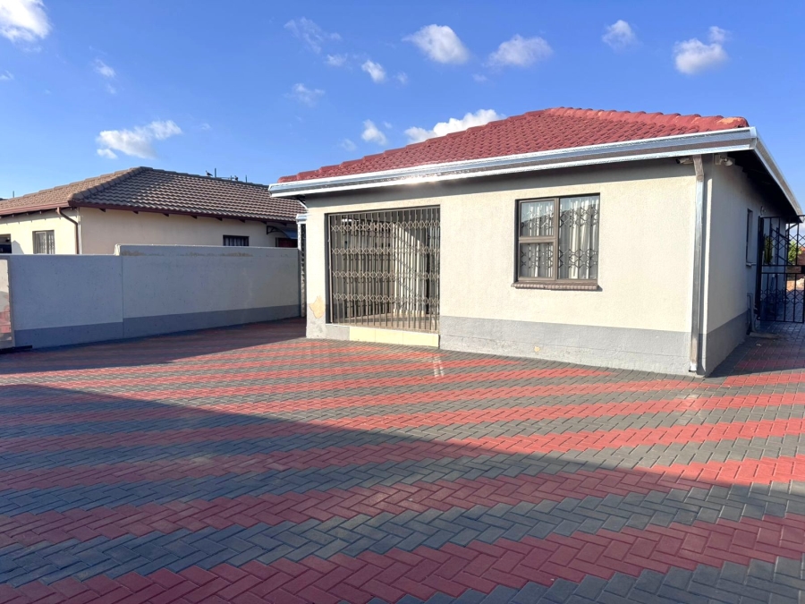 4 Bedroom Property for Sale in Klippoortje Gauteng