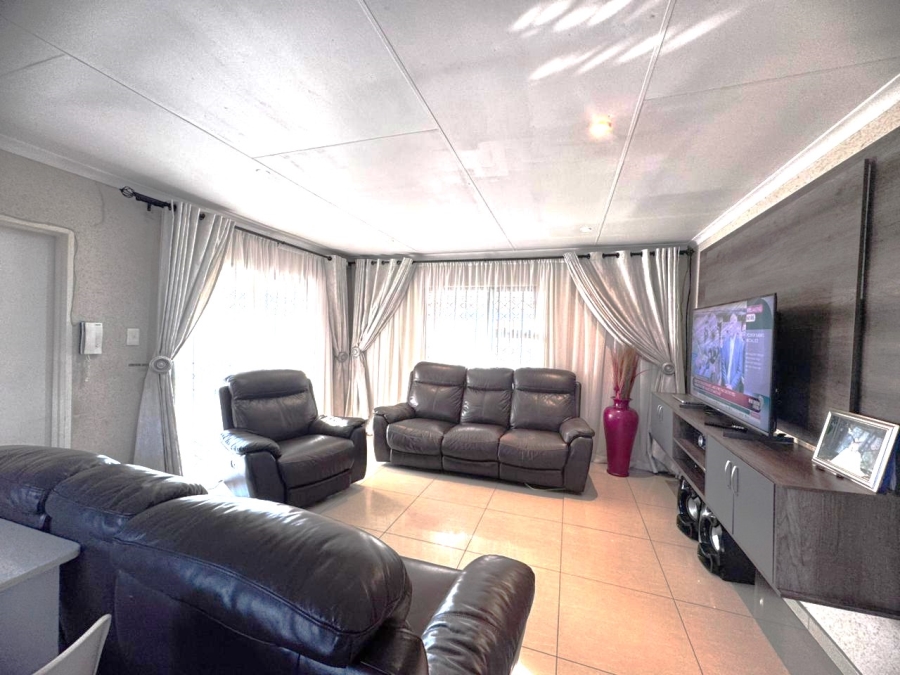 4 Bedroom Property for Sale in Klippoortje Gauteng