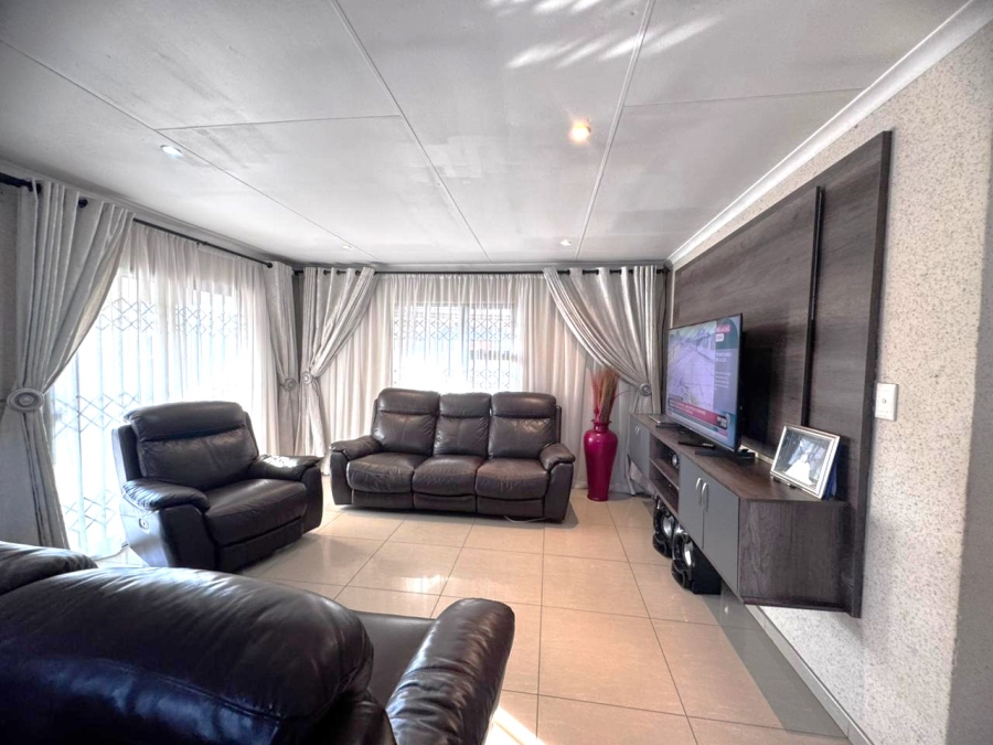 4 Bedroom Property for Sale in Klippoortje Gauteng