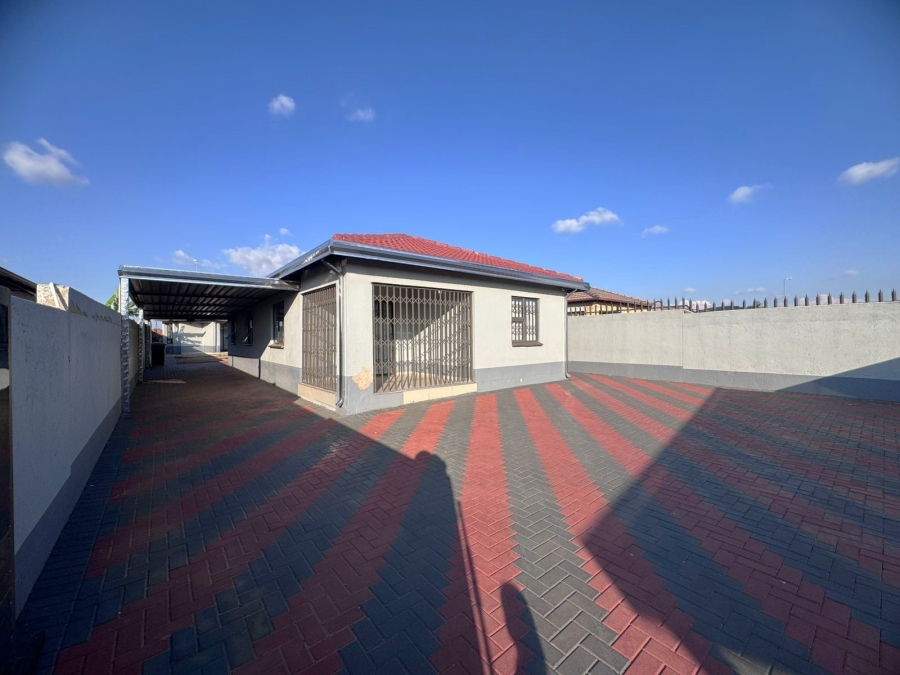 4 Bedroom Property for Sale in Klippoortje Gauteng