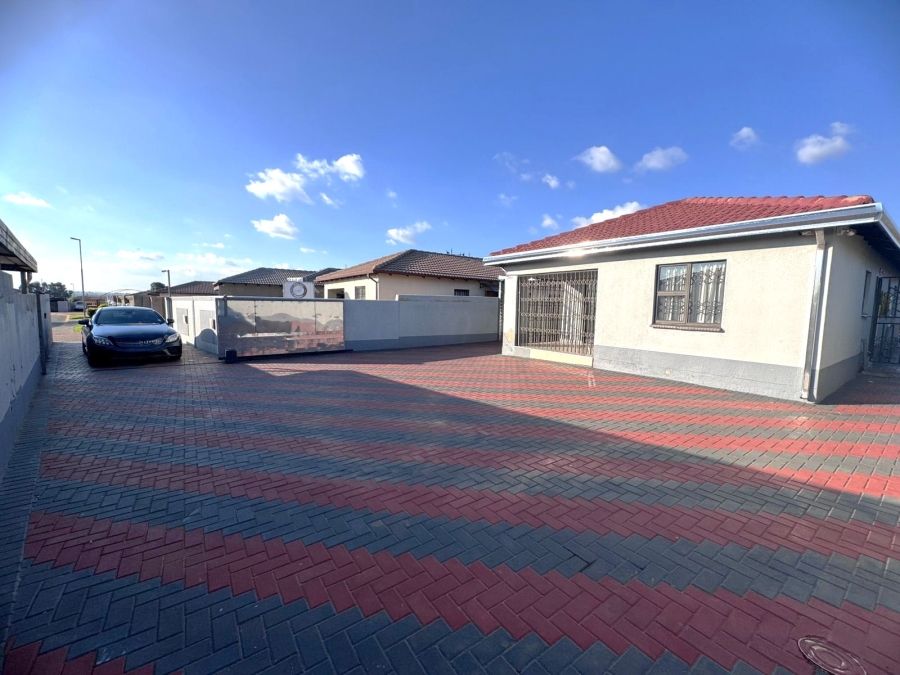 4 Bedroom Property for Sale in Klippoortje Gauteng