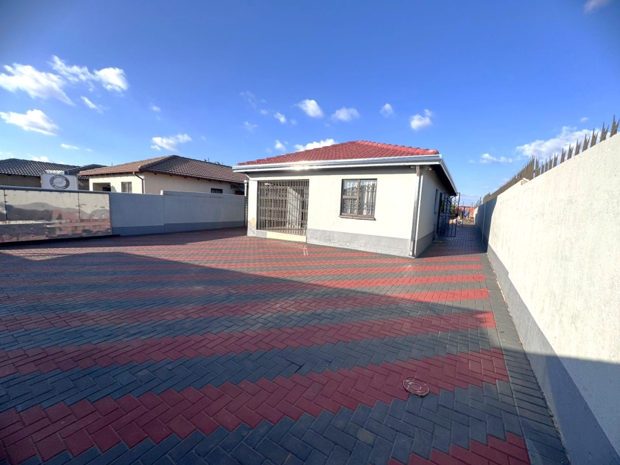 4 Bedroom Property for Sale in Klippoortje Gauteng