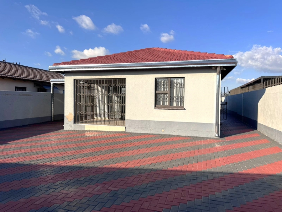 4 Bedroom Property for Sale in Klippoortje Gauteng