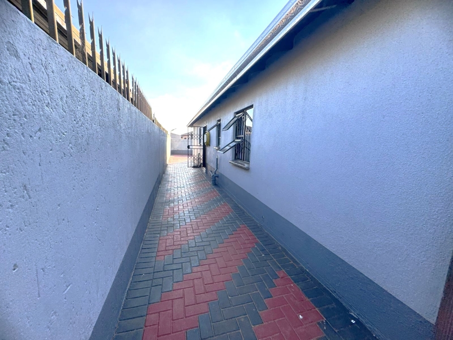 4 Bedroom Property for Sale in Klippoortje Gauteng