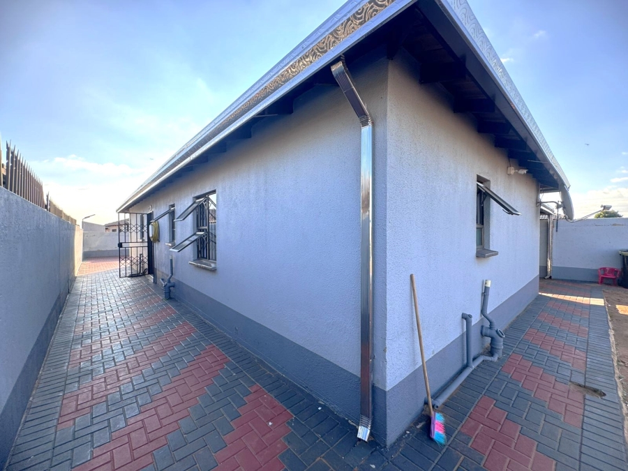 4 Bedroom Property for Sale in Klippoortje Gauteng