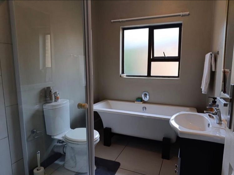 2 Bedroom Property for Sale in Rooihuiskraal North Gauteng