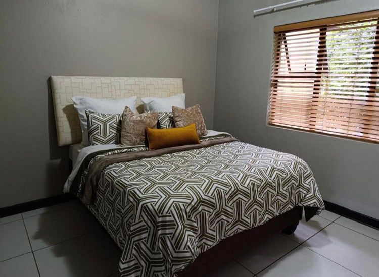 2 Bedroom Property for Sale in Rooihuiskraal North Gauteng