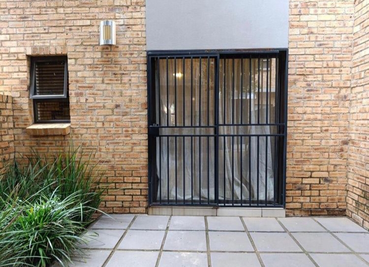 2 Bedroom Property for Sale in Rooihuiskraal North Gauteng