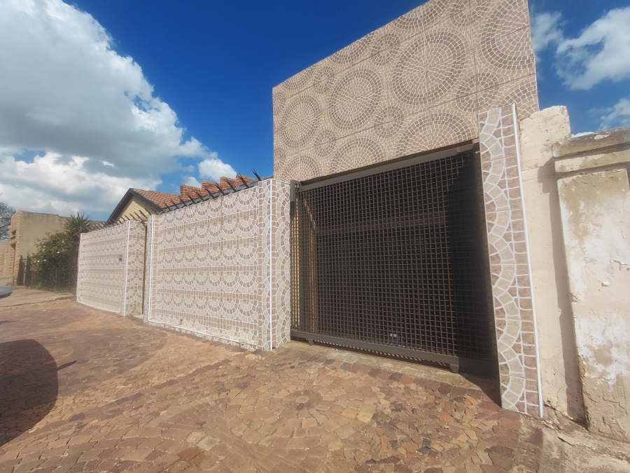 To Let 4 Bedroom Property for Rent in Emdeni Gauteng