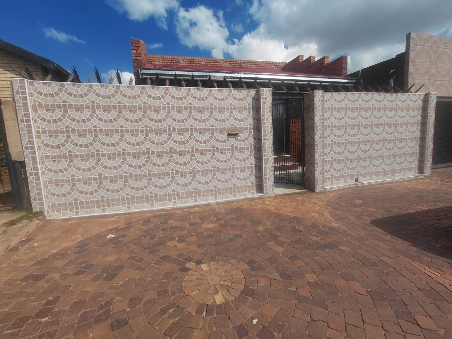 To Let 4 Bedroom Property for Rent in Emdeni Gauteng