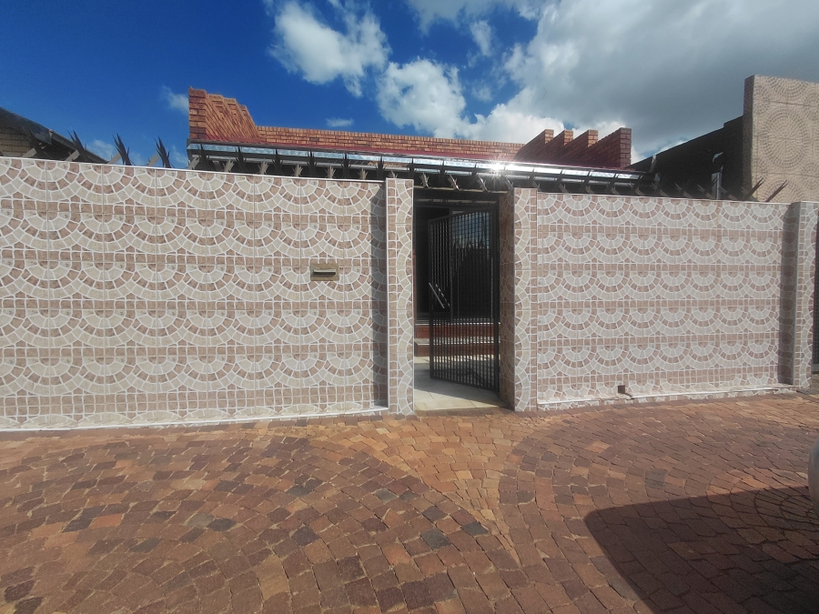 To Let 4 Bedroom Property for Rent in Emdeni Gauteng