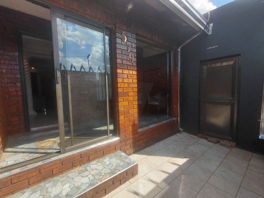 To Let 4 Bedroom Property for Rent in Emdeni Gauteng