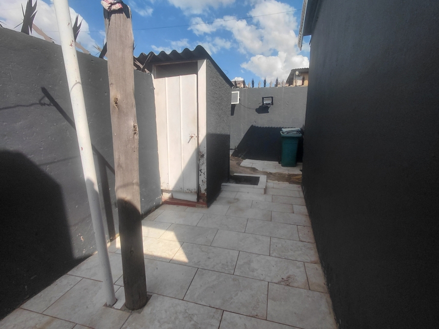 To Let 4 Bedroom Property for Rent in Emdeni Gauteng