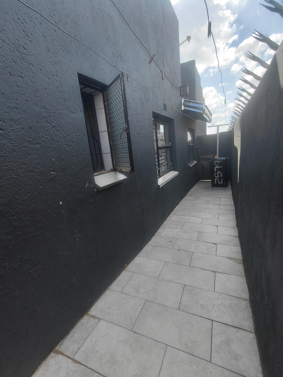 To Let 4 Bedroom Property for Rent in Emdeni Gauteng