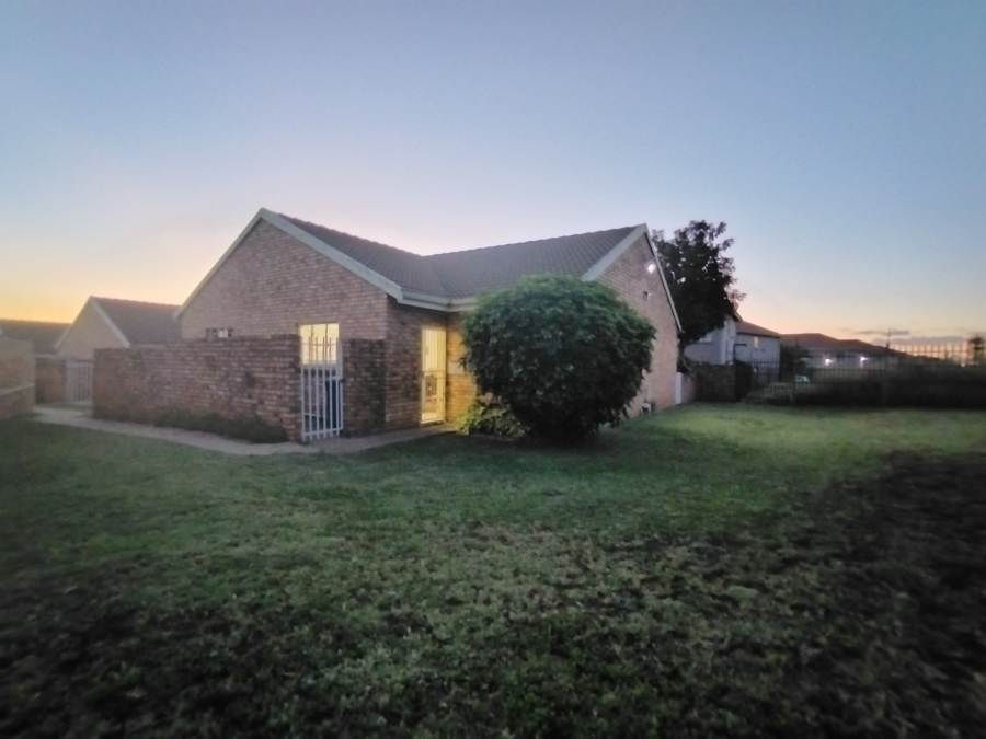 To Let 2 Bedroom Property for Rent in Pierre Van Ryneveld Gauteng