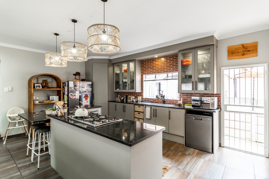 3 Bedroom Property for Sale in Waverley Gauteng