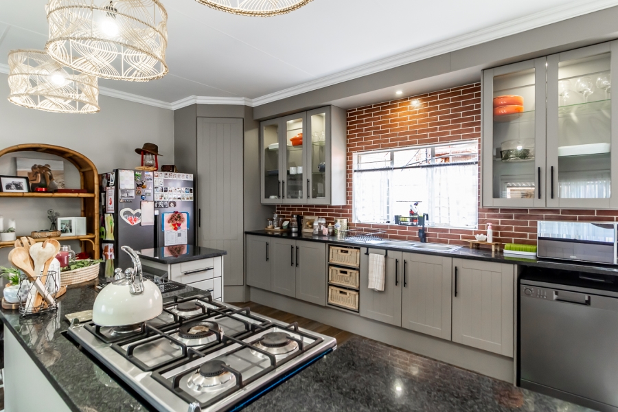 3 Bedroom Property for Sale in Waverley Gauteng