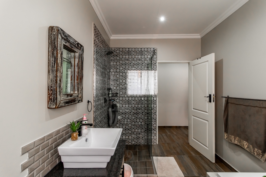 3 Bedroom Property for Sale in Waverley Gauteng