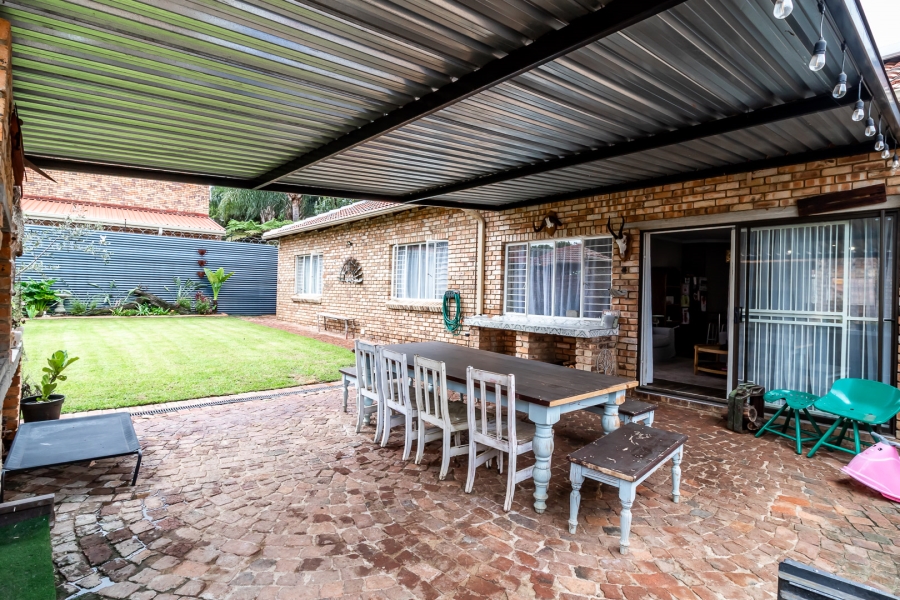 3 Bedroom Property for Sale in Waverley Gauteng