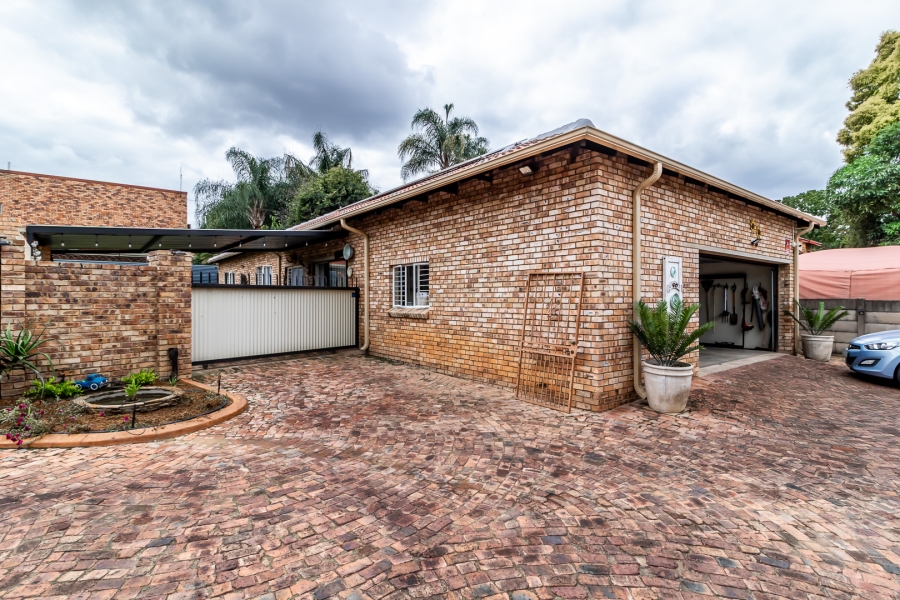 3 Bedroom Property for Sale in Waverley Gauteng