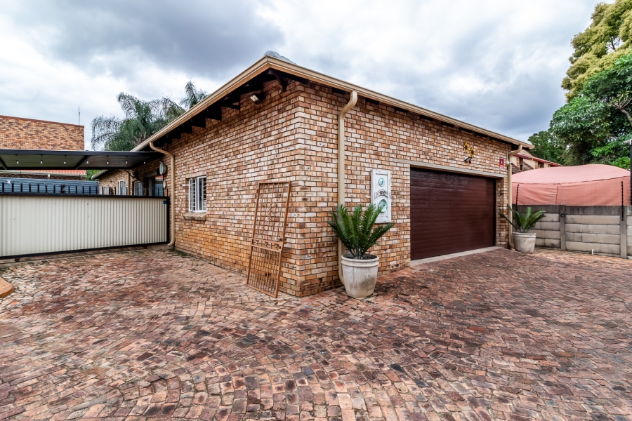3 Bedroom Property for Sale in Waverley Gauteng
