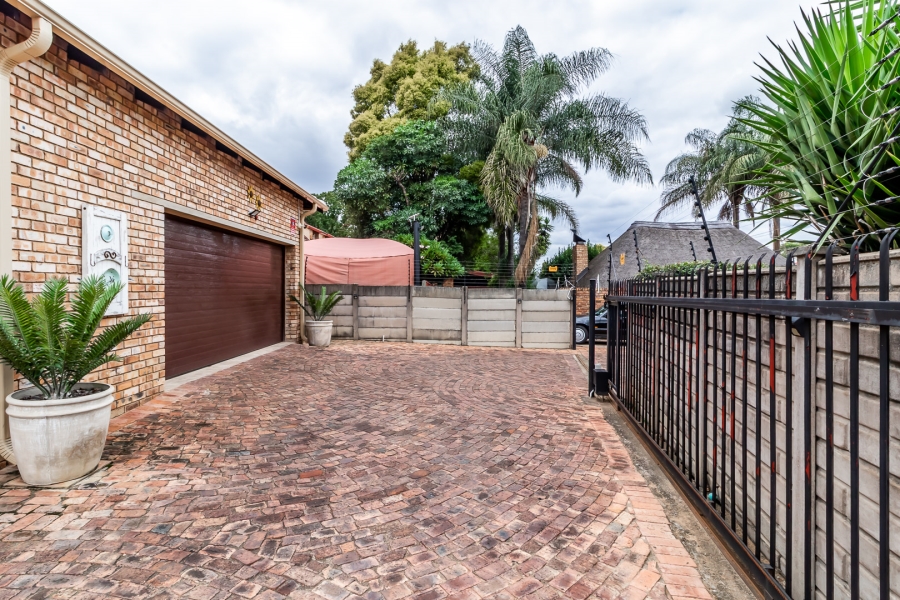 3 Bedroom Property for Sale in Waverley Gauteng