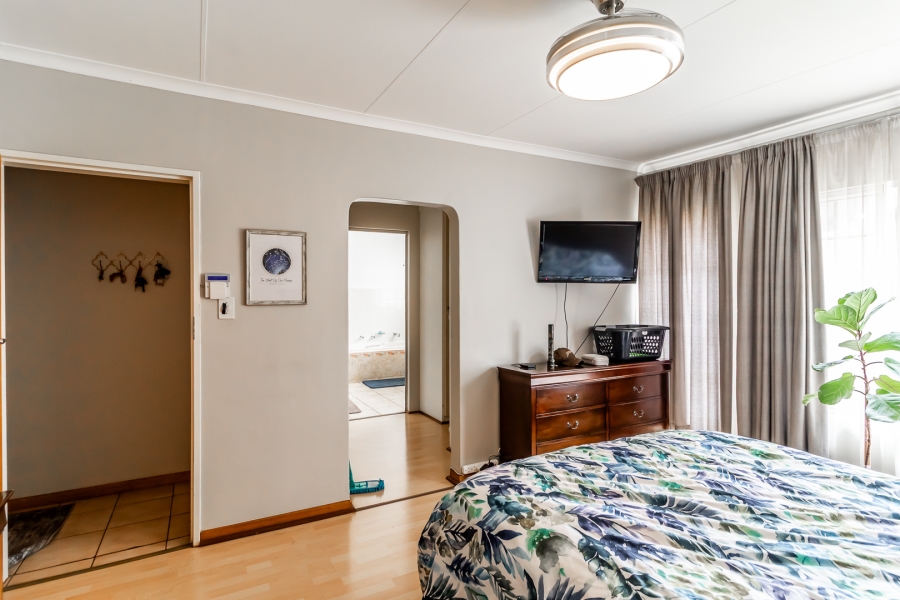 3 Bedroom Property for Sale in Waverley Gauteng