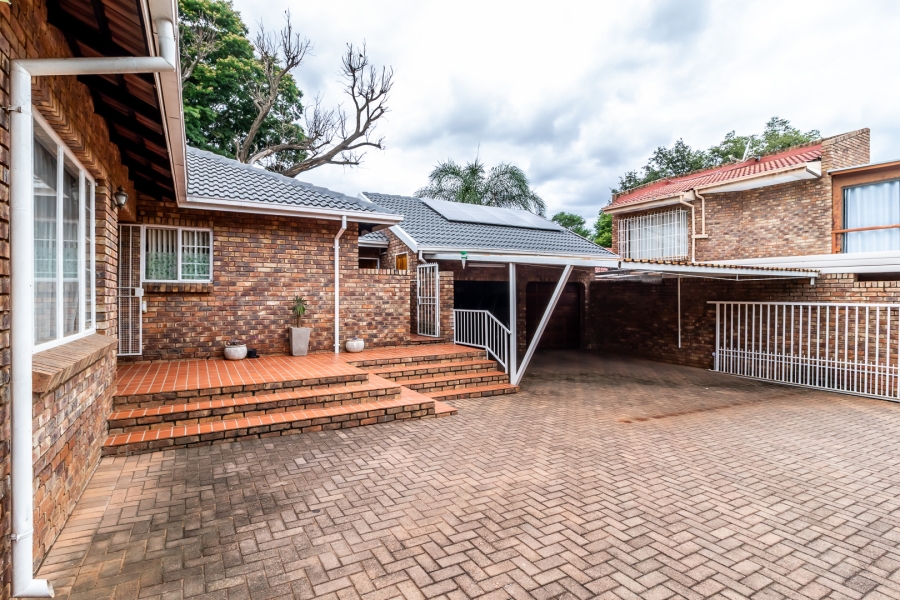 3 Bedroom Property for Sale in Waverley Gauteng
