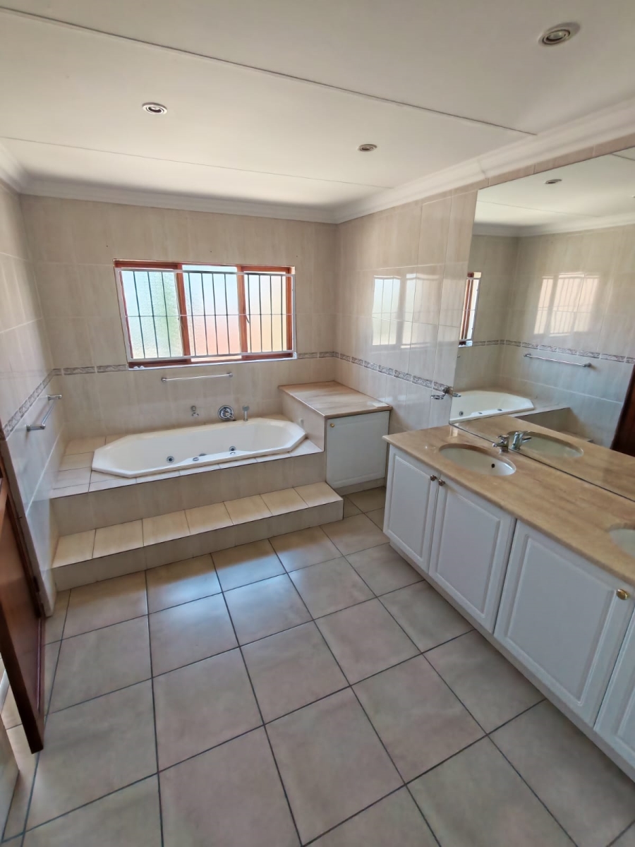 5 Bedroom Property for Sale in Waterkloof Ridge Gauteng