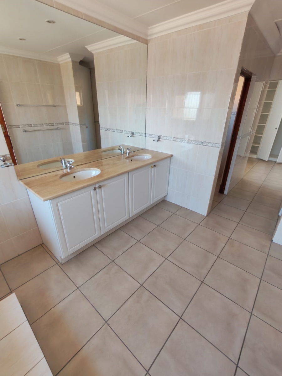 5 Bedroom Property for Sale in Waterkloof Ridge Gauteng