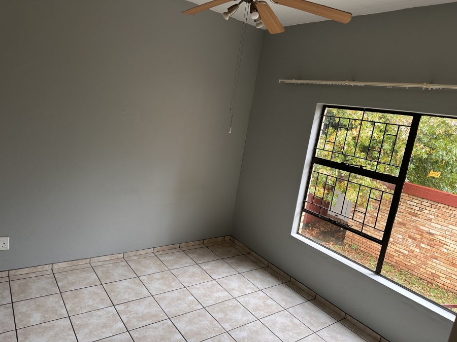 To Let 2 Bedroom Property for Rent in Roodekrans Gauteng