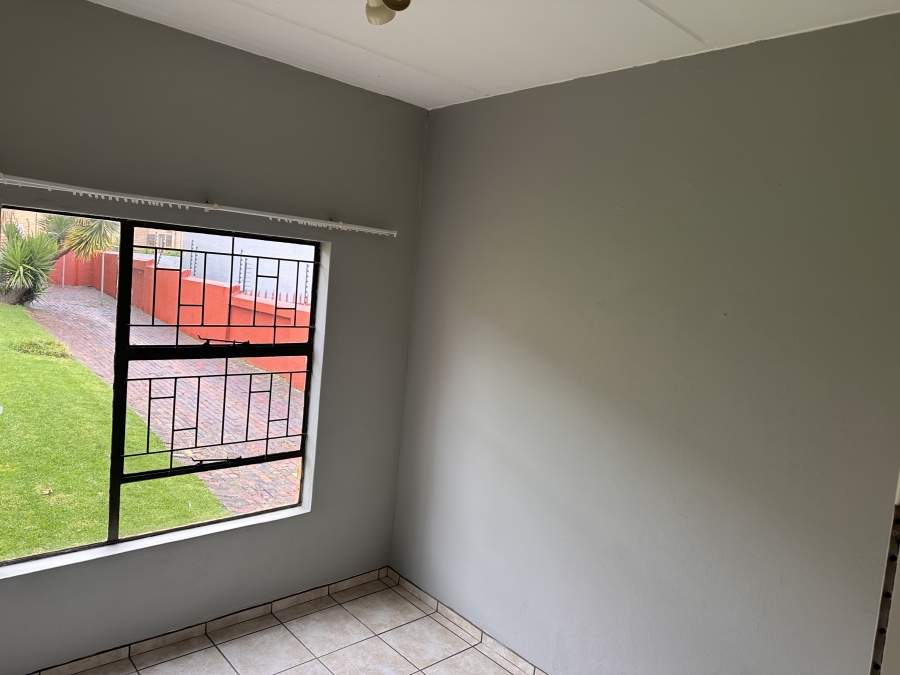 To Let 2 Bedroom Property for Rent in Roodekrans Gauteng