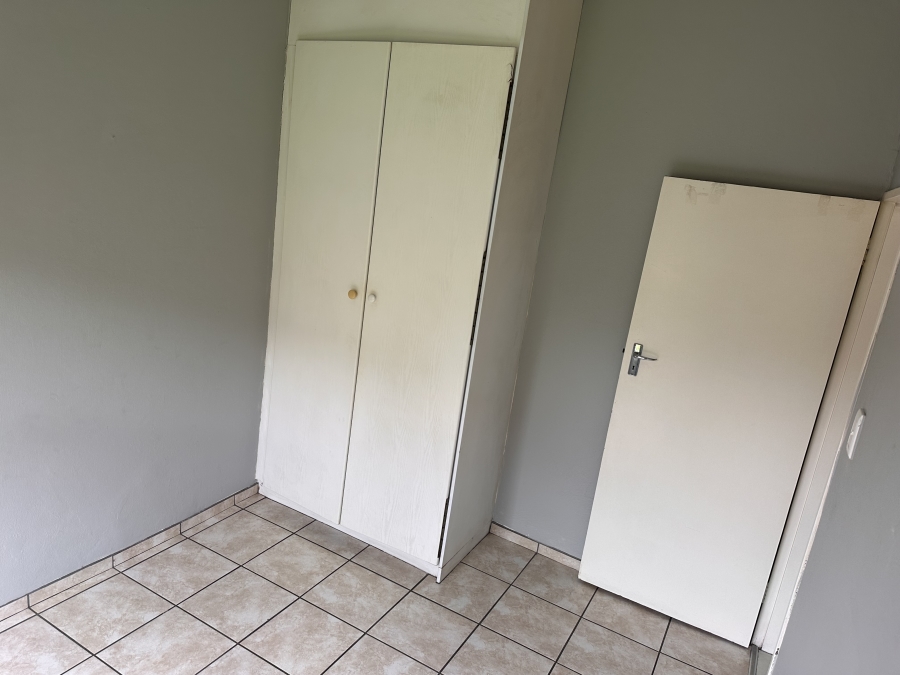 To Let 2 Bedroom Property for Rent in Roodekrans Gauteng
