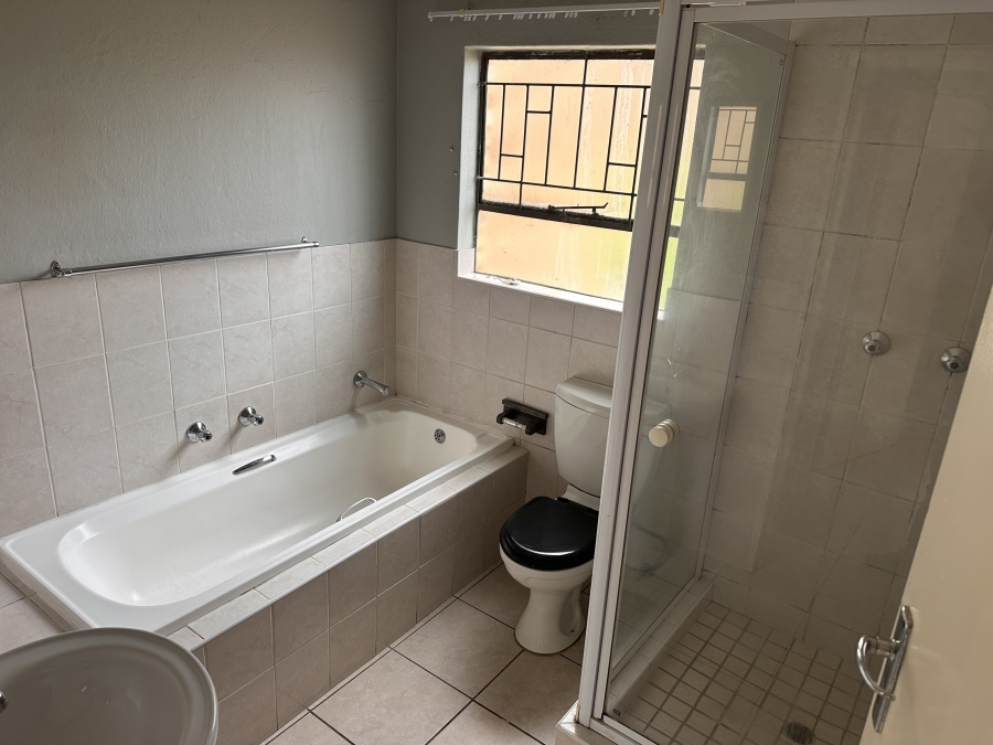 To Let 2 Bedroom Property for Rent in Roodekrans Gauteng