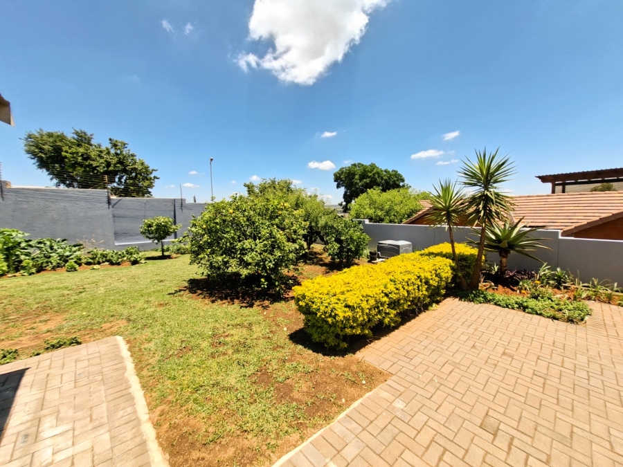 To Let 5 Bedroom Property for Rent in Eldo Ridge Estate Gauteng