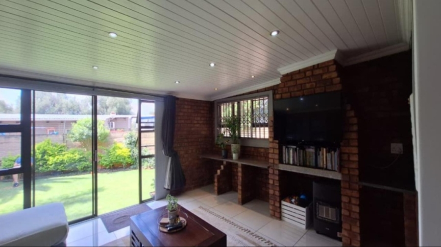 4 Bedroom Property for Sale in Glen Marais Gauteng