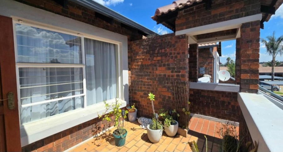 2 Bedroom Property for Sale in Glen Marais Gauteng