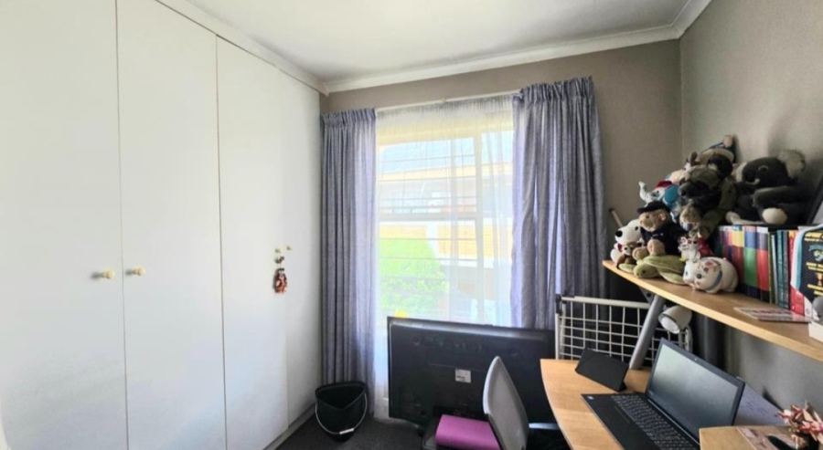 2 Bedroom Property for Sale in Glen Marais Gauteng