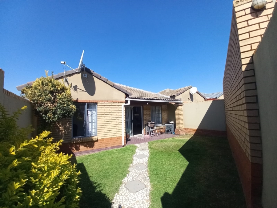 To Let 2 Bedroom Property for Rent in Halfway Gardens Gauteng