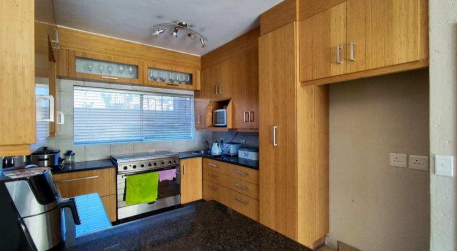 5 Bedroom Property for Sale in Glen Marais Gauteng