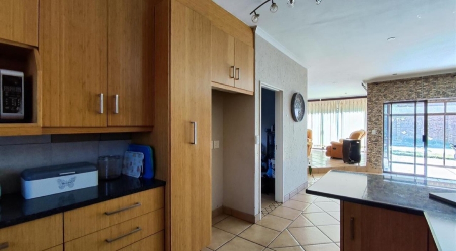 5 Bedroom Property for Sale in Glen Marais Gauteng