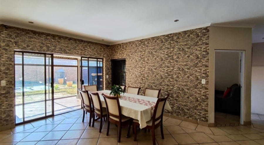 5 Bedroom Property for Sale in Glen Marais Gauteng